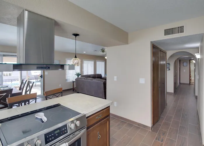 2 Mi To Havasu: Private Oasis W/ Pool & Views *